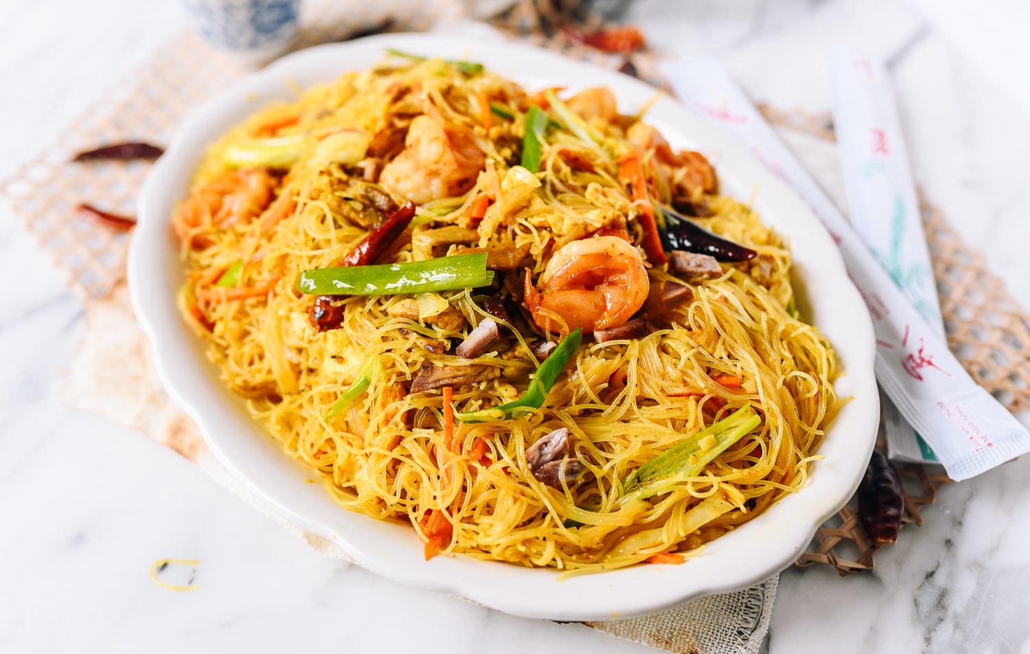 Singapore Mei Fun Rice Noodles on white plate, cwww5.fioekdjsdas.cf
