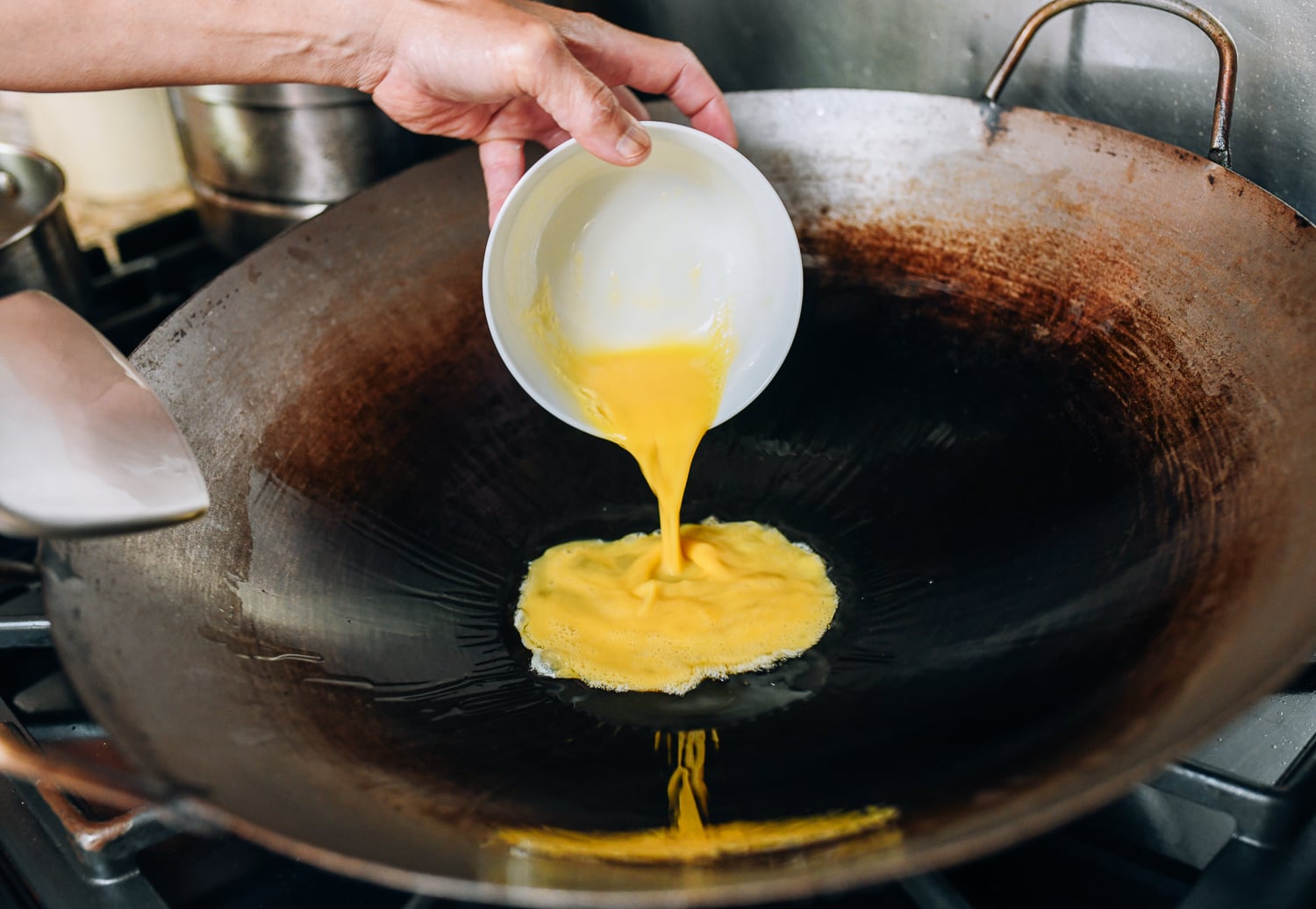 Adding beaten eggs to hot wok, cwww5.fioekdjsdas.cf