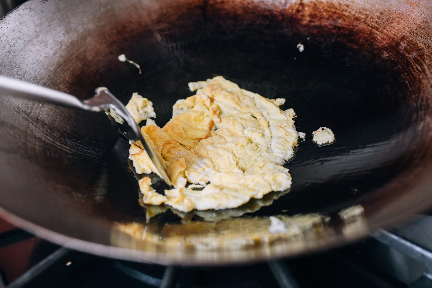 Breaking up scrambled eggs with wok spatula, cwww5.fioekdjsdas.cf