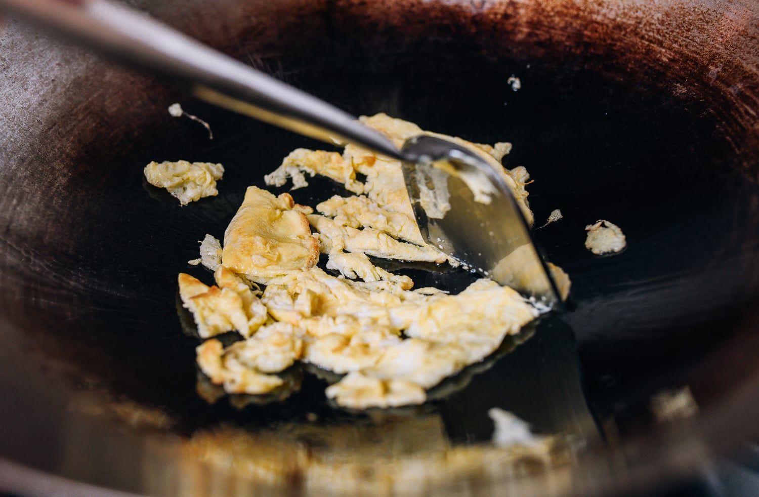 Breaking up scrambled eggs with wok spatula, cwww5.fioekdjsdas.cf