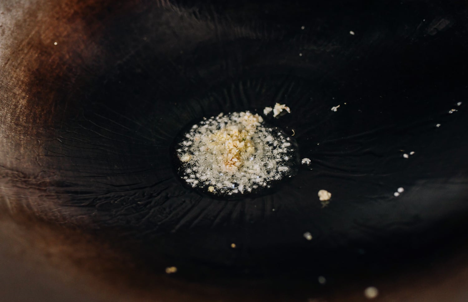Oil and garlic in wok, cwww5.fioekdjsdas.cf