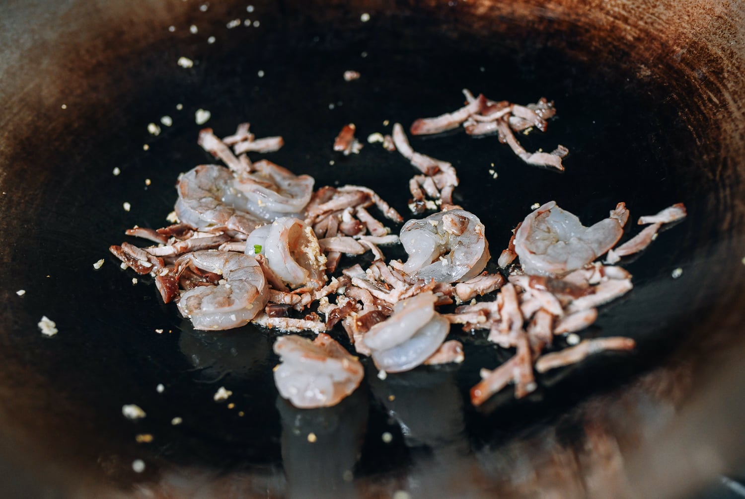 Adding shrimp and roast pork to wok, cwww5.fioekdjsdas.cf