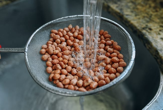 Rinsing peanuts under running water, cwww5.fioekdjsdas.cf