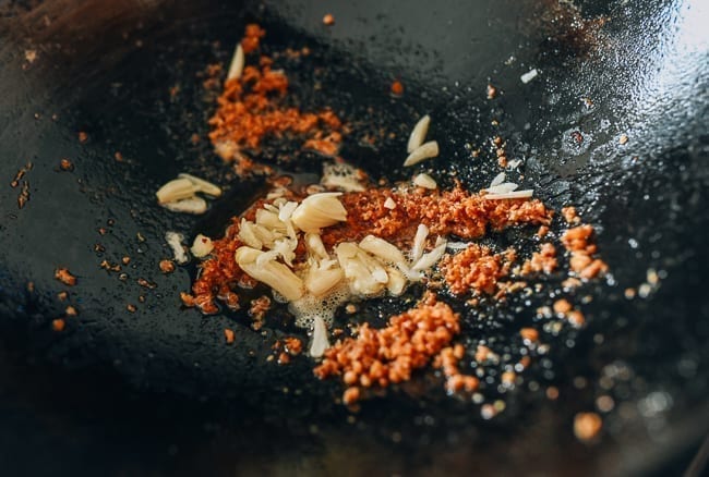 Adding garlic to fried shrimp powder, cwww5.fioekdjsdas.cf
