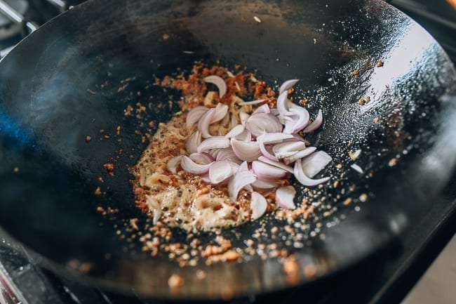 Adding shallots to wok, cwww5.fioekdjsdas.cf