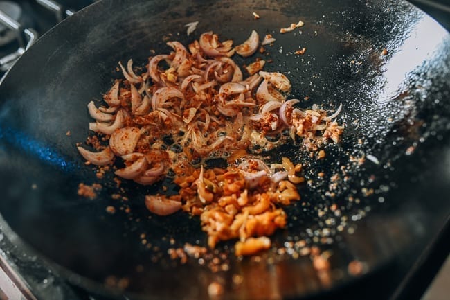 Adding zhacai to pad Thai mixture, cwww5.fioekdjsdas.cf