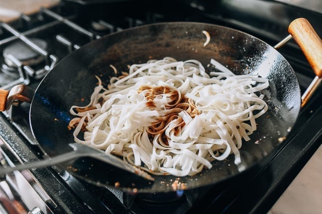 Adding noodles and pad Thai sauce to wok, cwww5.fioekdjsdas.cf