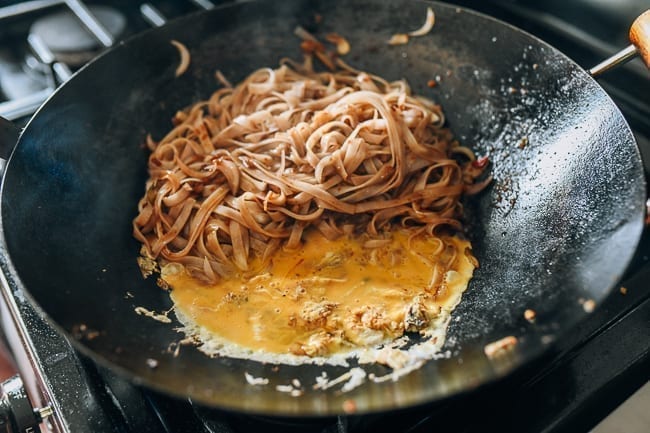 Scrambling eggs into pad thai noodles, cwww5.fioekdjsdas.cf