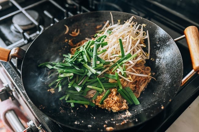 Adding garlic chives and bean sprouts to wok, cwww5.fioekdjsdas.cf
