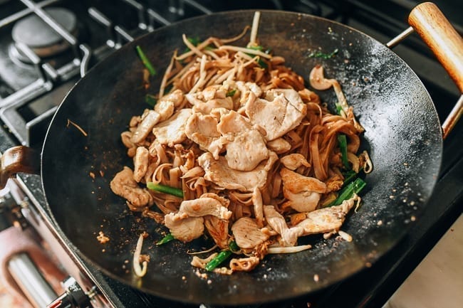 Adding chicken back to wok with noodles, cwww5.fioekdjsdas.cf