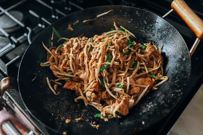 Stir-frying pad thai in wok, cwww5.fioekdjsdas.cf