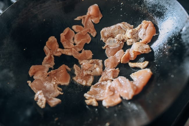 Searing sliced chicken in wok, cwww5.fioekdjsdas.cf