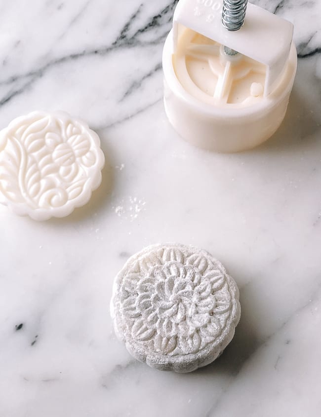 Snow Skin Mooncake released from mold, cwww5.fioekdjsdas.cf