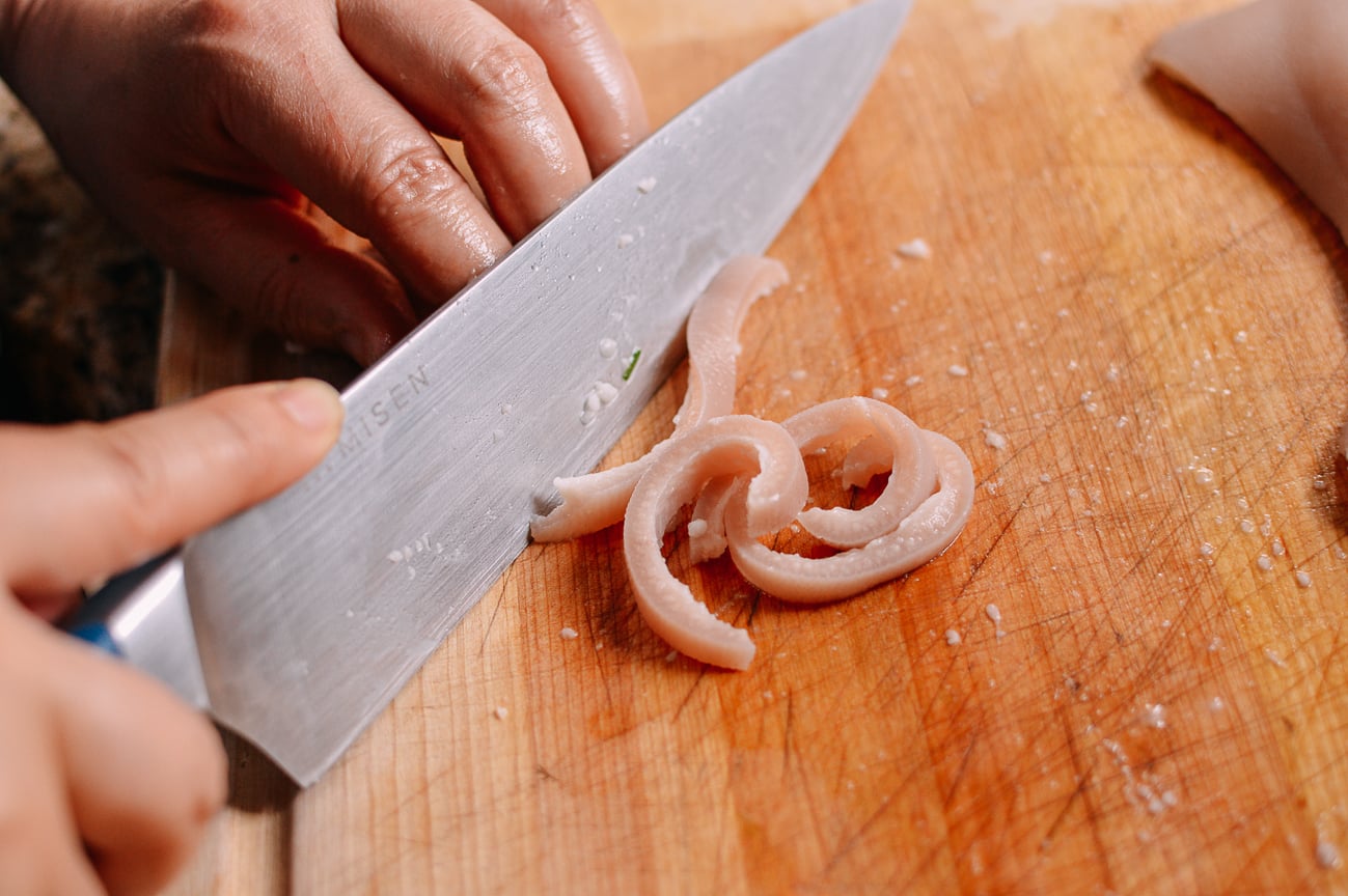 Slicing blanched pork skin, cwww5.fioekdjsdas.cf