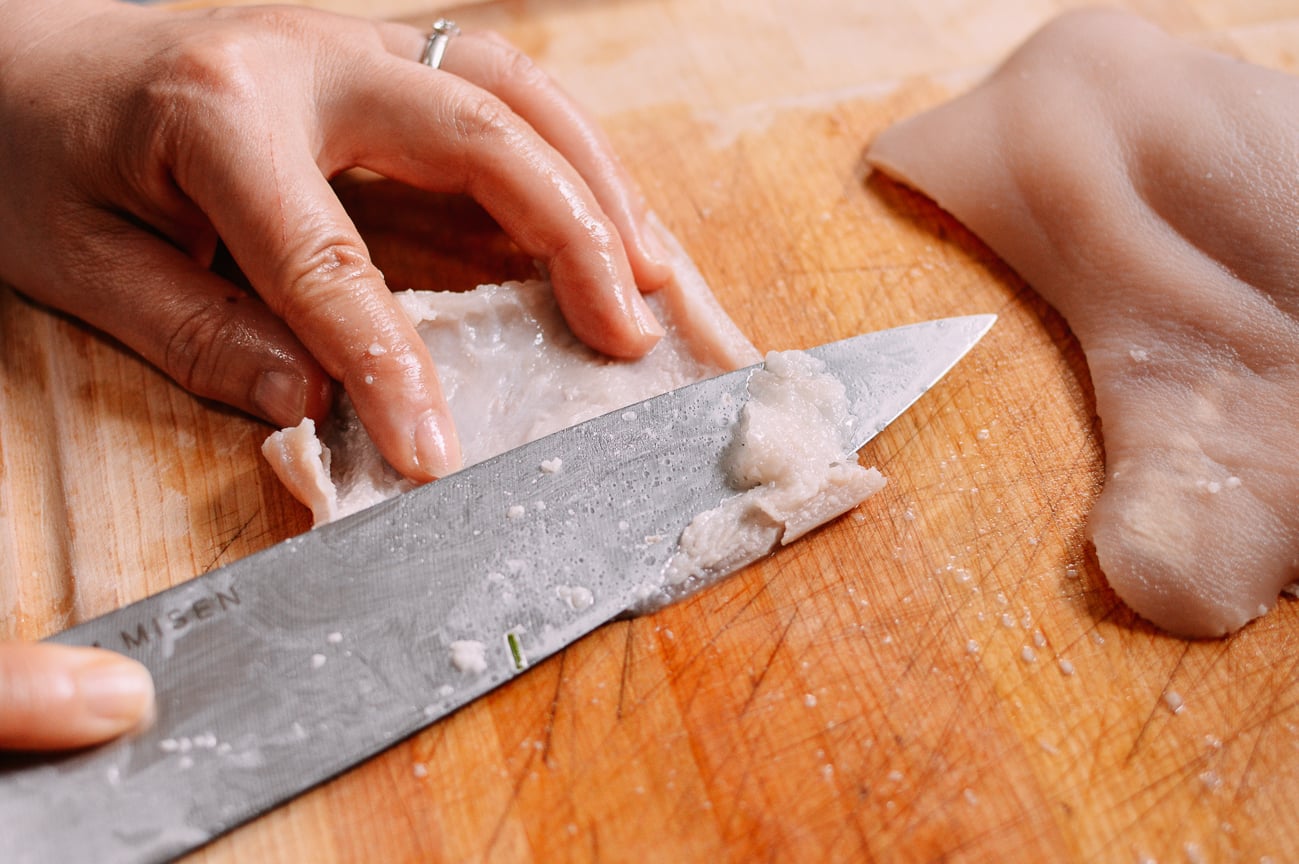 Scraping fat off of blanched pork skin, cwww5.fioekdjsdas.cf