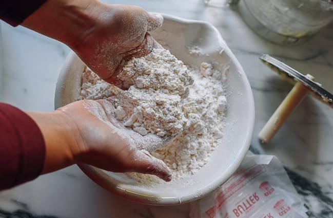 Combining flour and butter with hands, cwww5.fioekdjsdas.cf