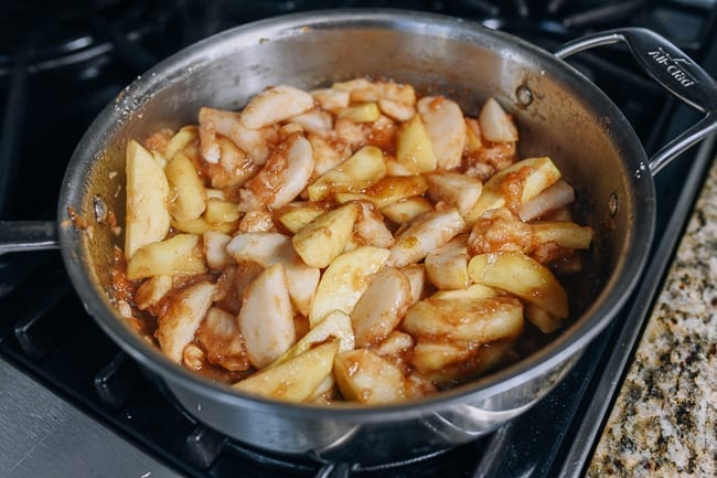 Partially cooked apple pie filling in pan, cwww5.fioekdjsdas.cf