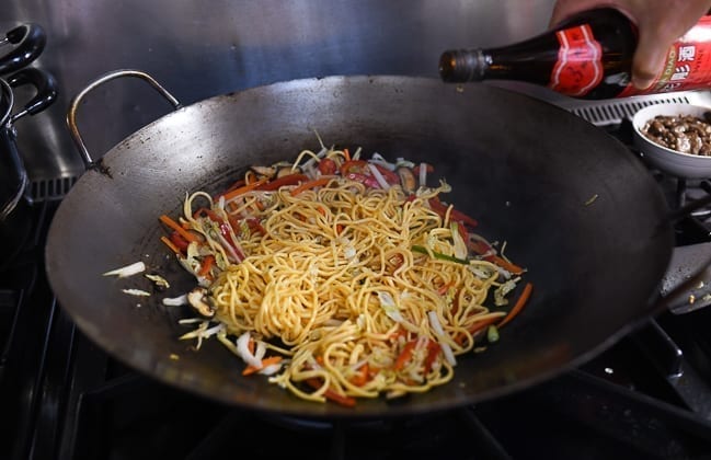 Stir-frying lo mein noodles, cwww5.fioekdjsdas.cf