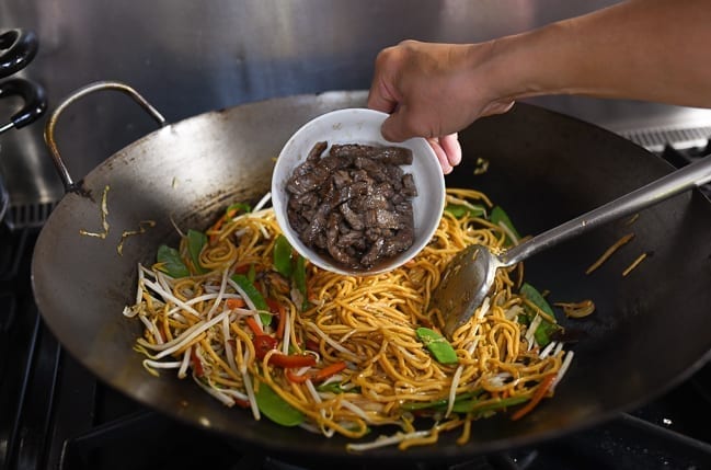 Adding cooked beef back to lo mein in wok, cwww5.fioekdjsdas.cf