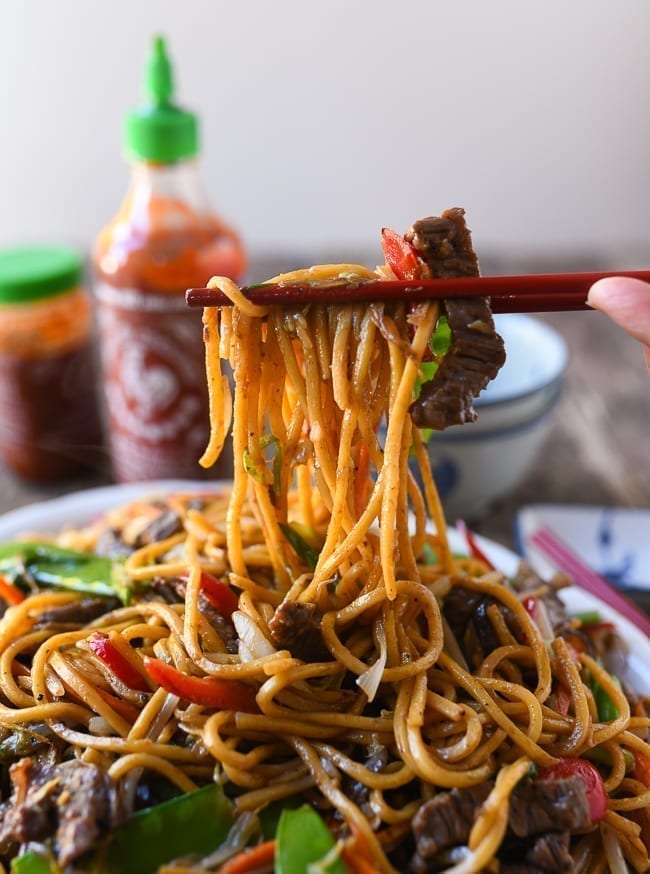 Picking up beef lo mein with chopsticks, cwww5.fioekdjsdas.cf