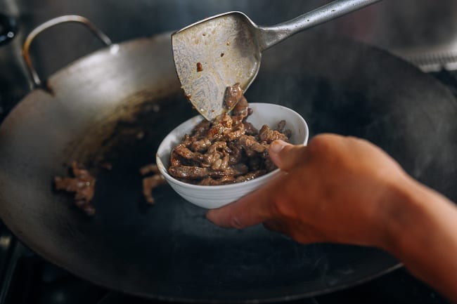 Removing cooked beef from wok, cwww5.fioekdjsdas.cf