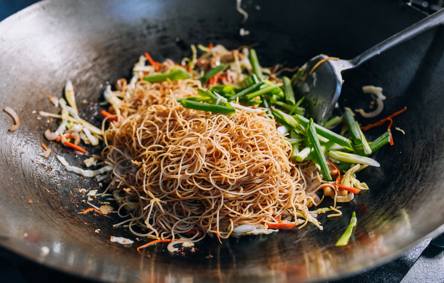 Adding rice noodles and scallions to wok, cwww5.fioekdjsdas.cf