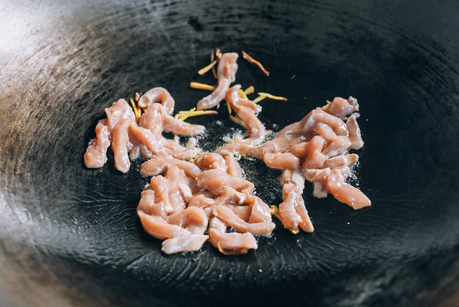 Adding chicken to ginger in wok, cwww5.fioekdjsdas.cf