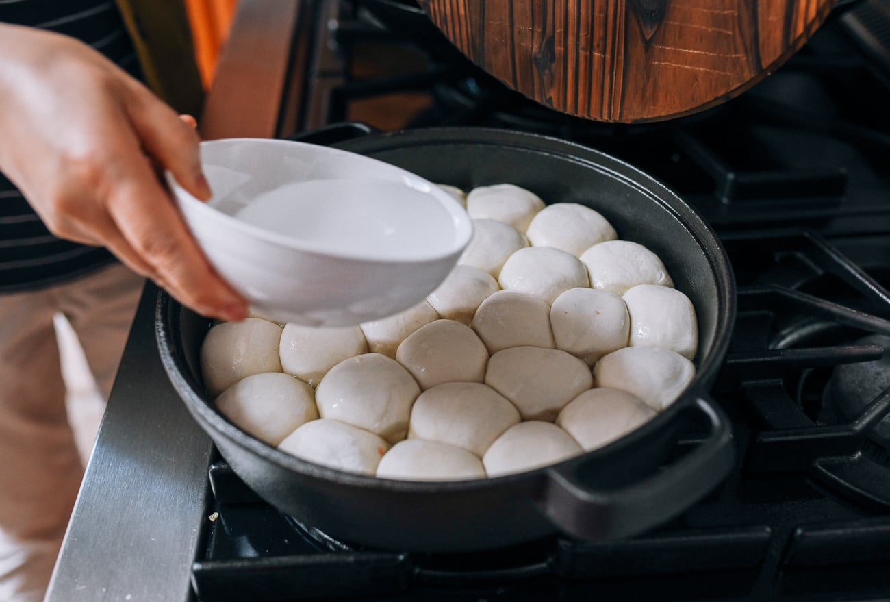 Adding water to pan of Shengjian Bao, cwww5.fioekdjsdas.cf