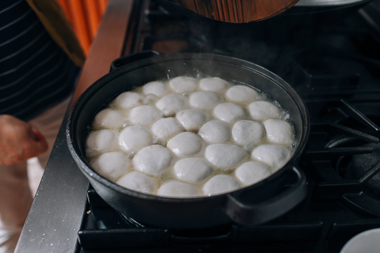 Water sizzling and bubbling in pan of Shengjian bao, cwww5.fioekdjsdas.cf