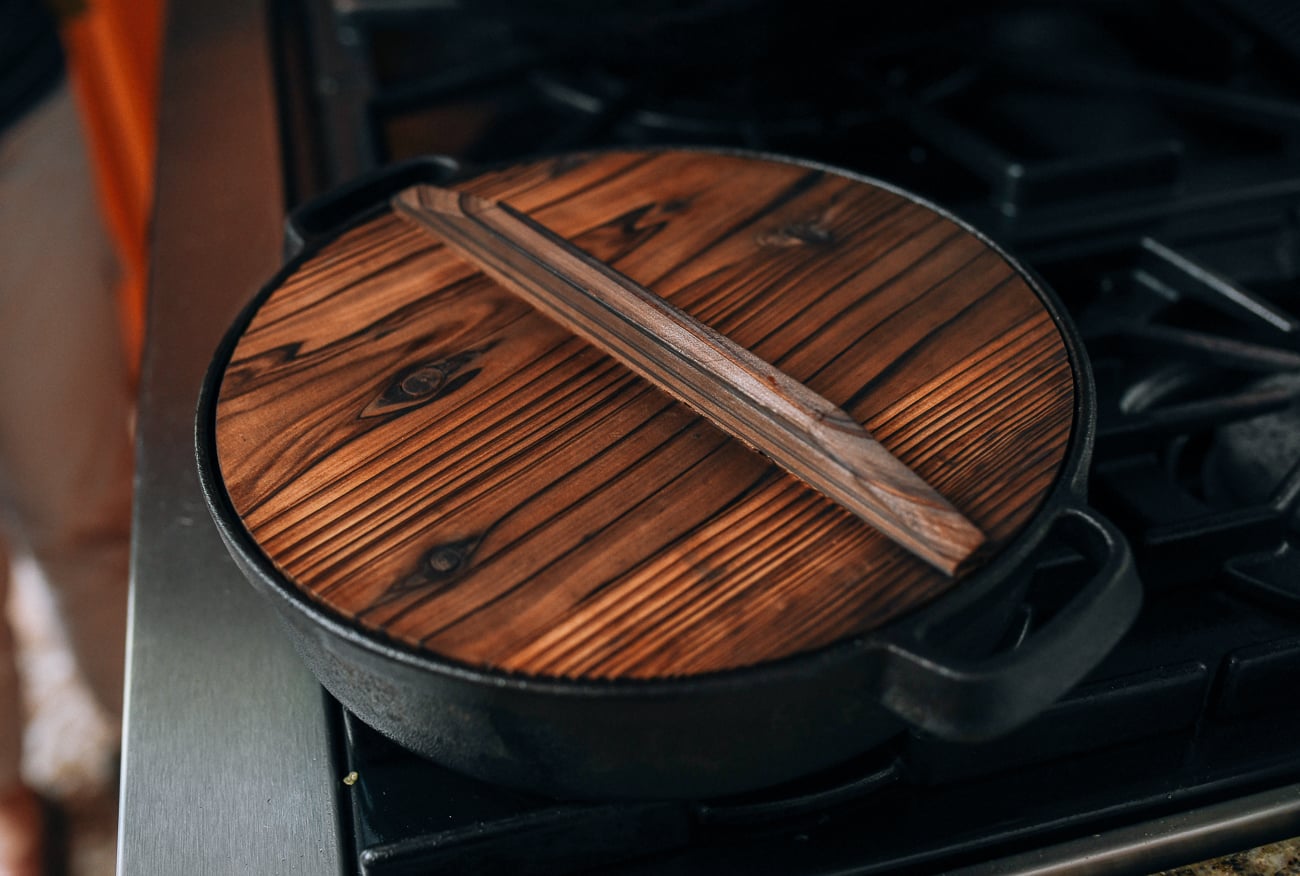 Chinese-style cast iron pan covered with wooden lid, cwww5.fioekdjsdas.cf