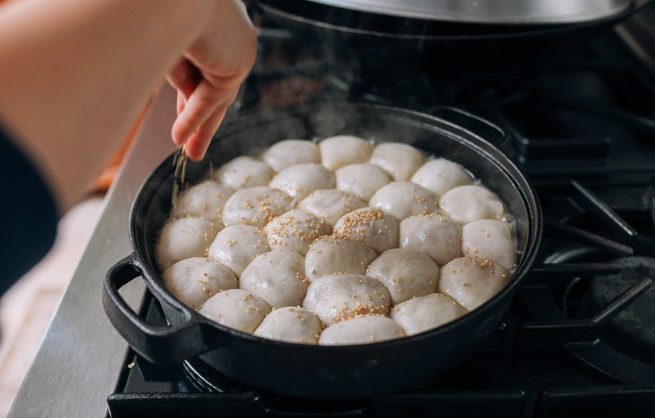 Sprinkling buns with sesame seeds, cwww5.fioekdjsdas.cf