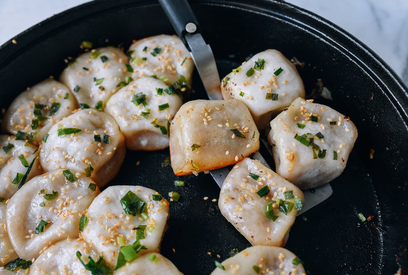 Taking Shengjian Mantou out of cast iron pan with spatula, cwww5.fioekdjsdas.cf