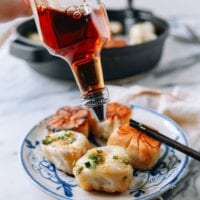 Pouring Shanghai rice vinegar over shengjian mantou, cwww5.fioekdjsdas.cf