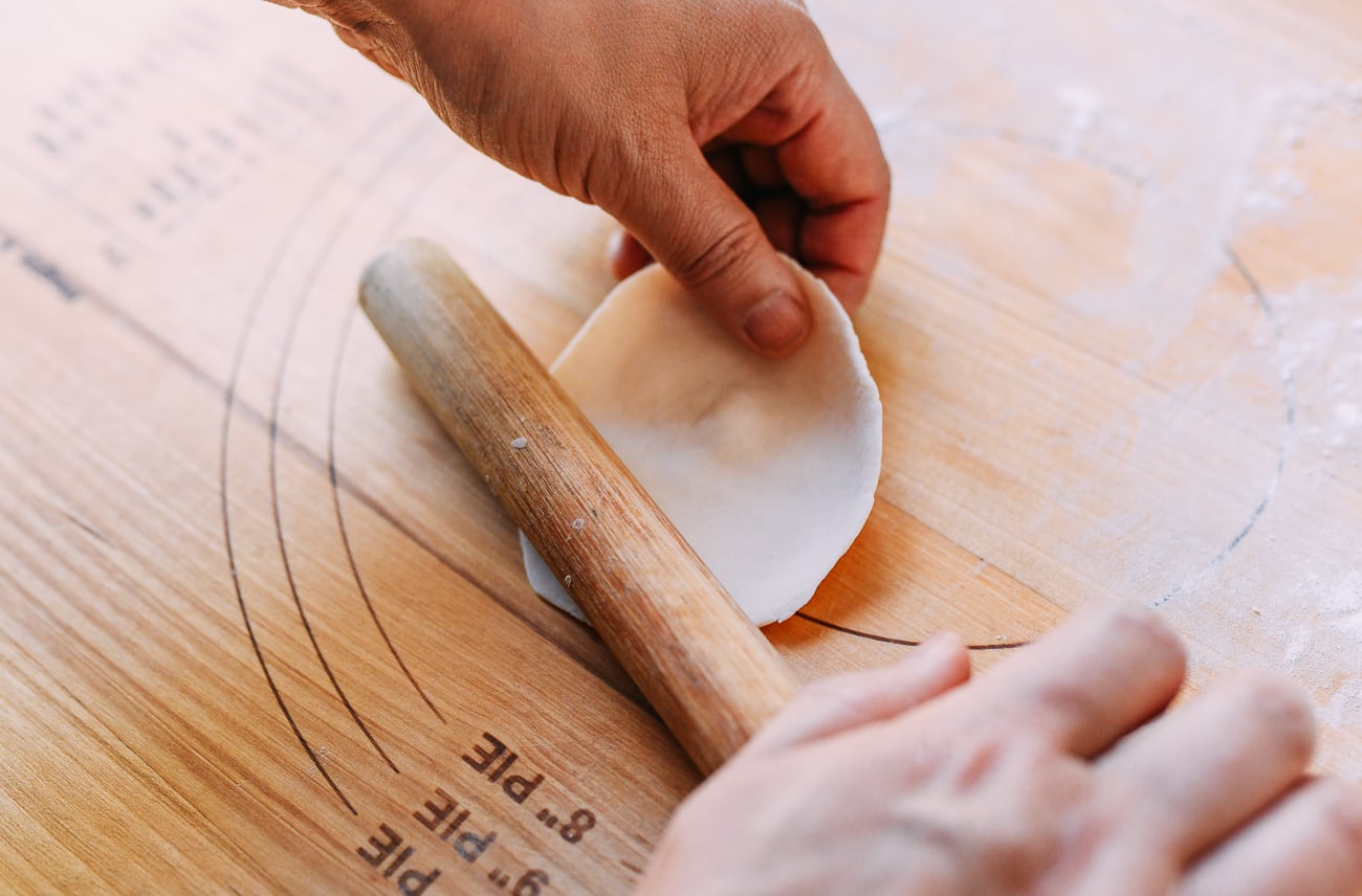 Rolling shengjian bao dough into round circles using a Chinese rolling pin, cwww5.fioekdjsdas.cf