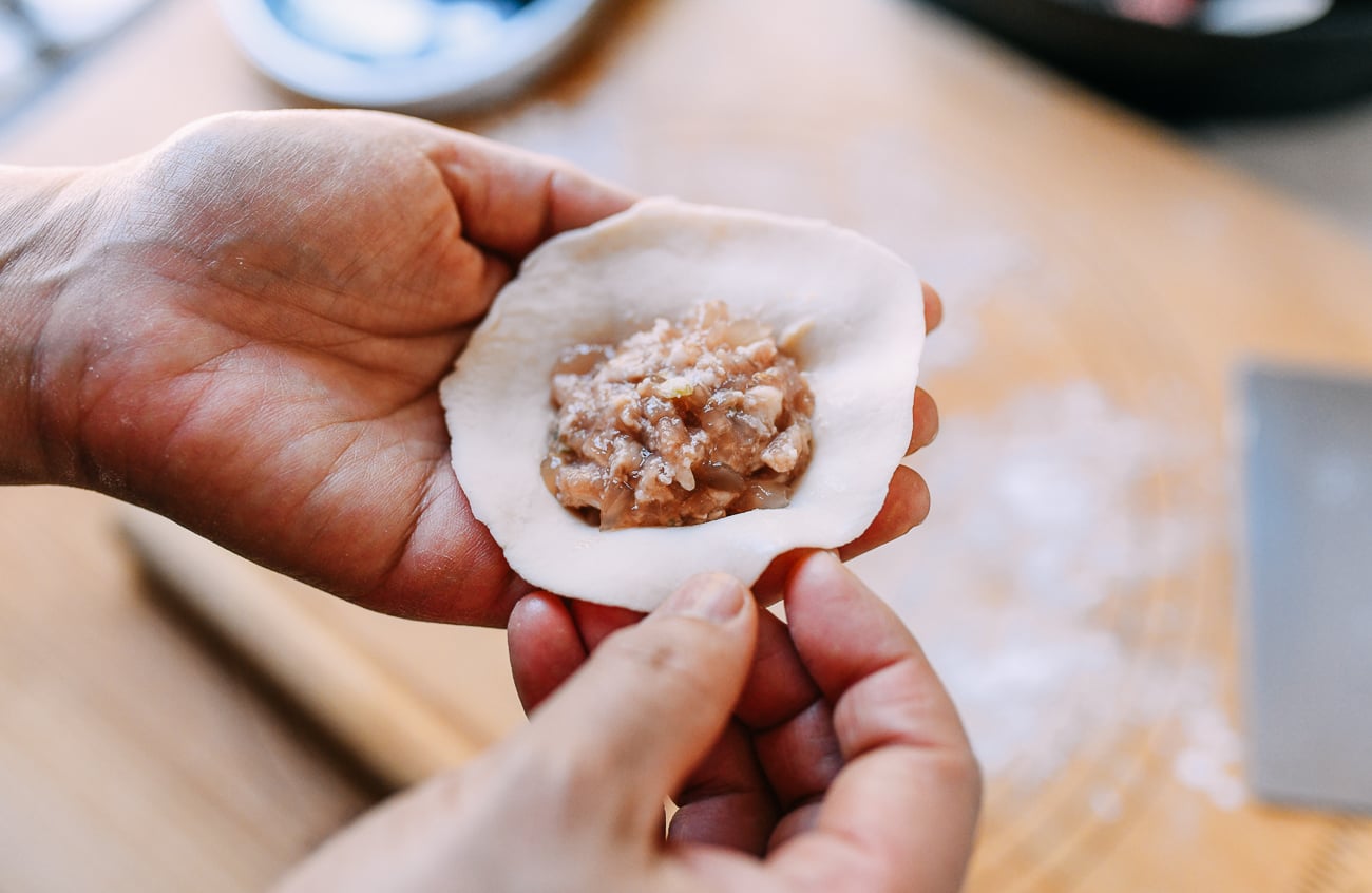 2 tablespoons of shengjian bao filling in center of rolled dough, cwww5.fioekdjsdas.cf
