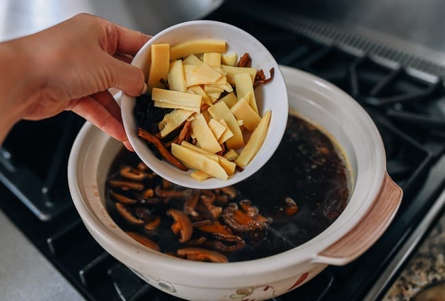 Adding mushrooms, lily flowers, and bamboo shoots to pot of soup, cwww5.fioekdjsdas.cf