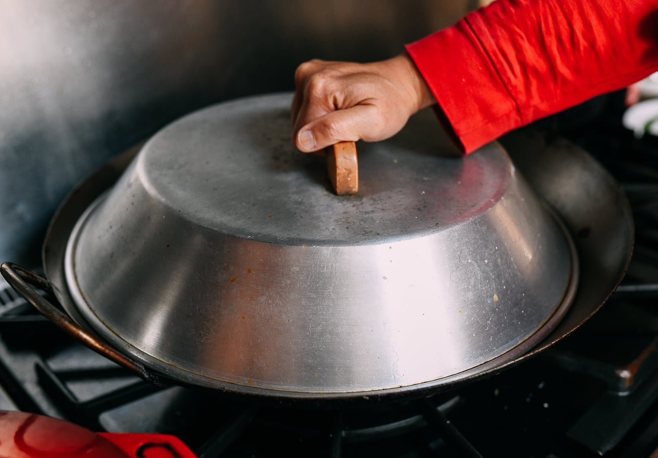 Covering the wok