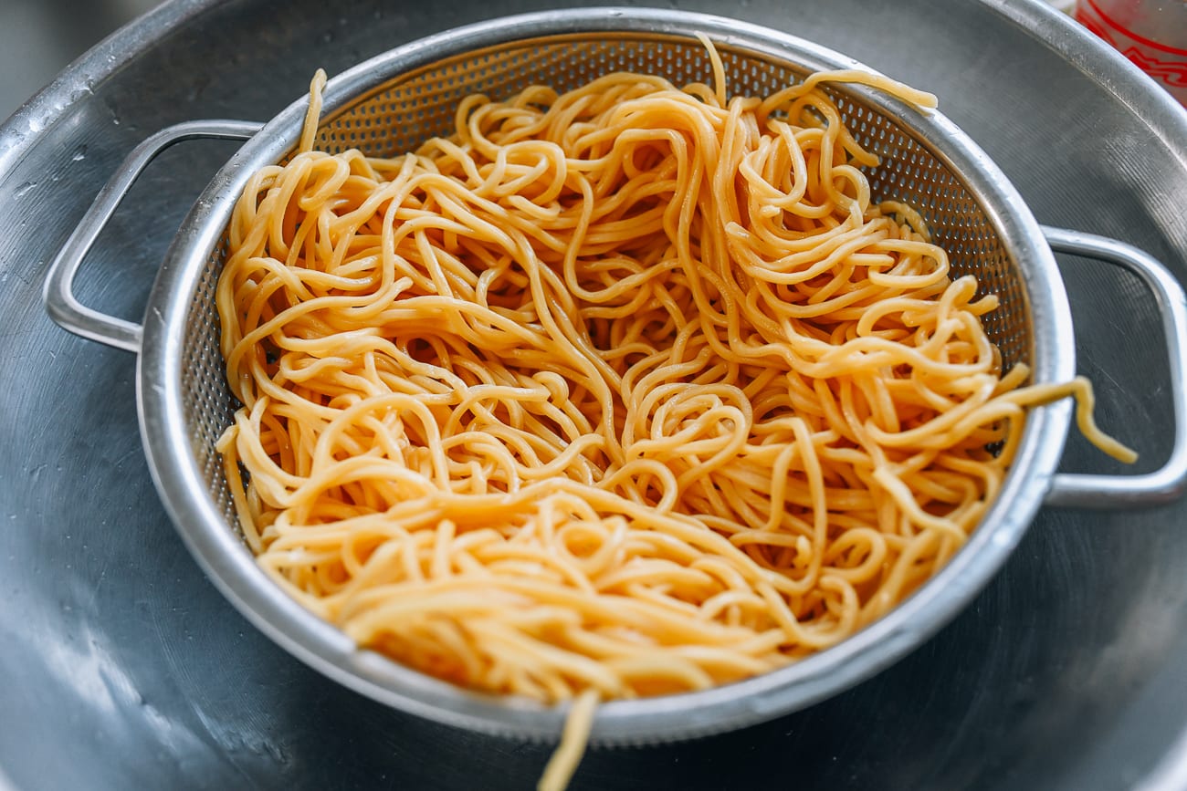 lo mein noodles ready for cooking