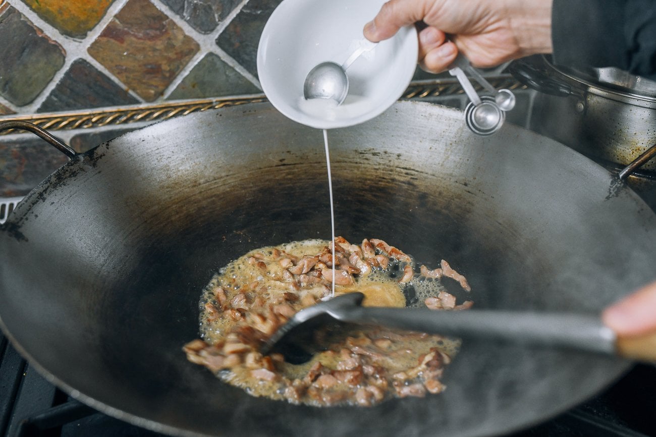 thickening sauce with cornstarch slurry