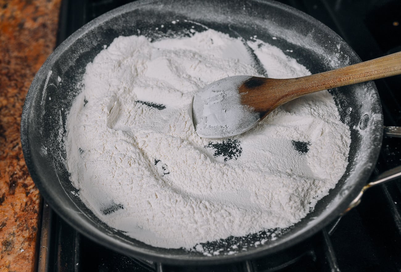 cooking glutinous rice flour in pan