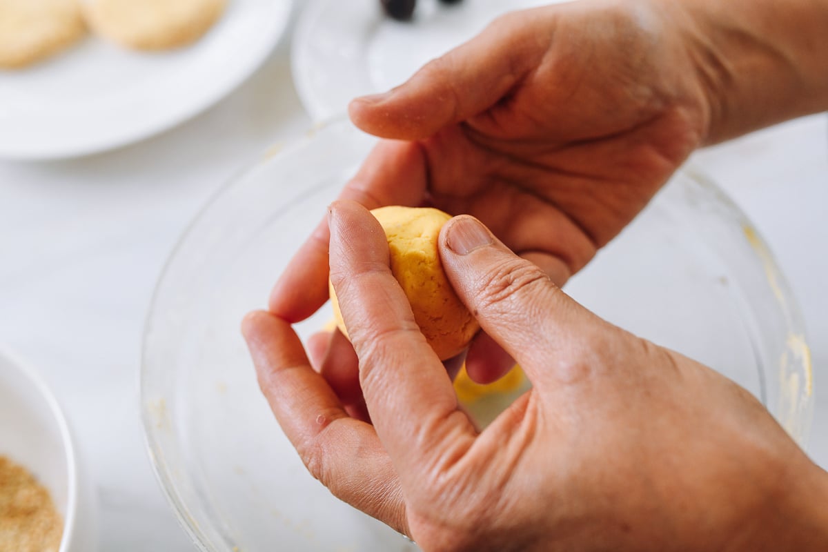 closing nan gua bing dough over filling