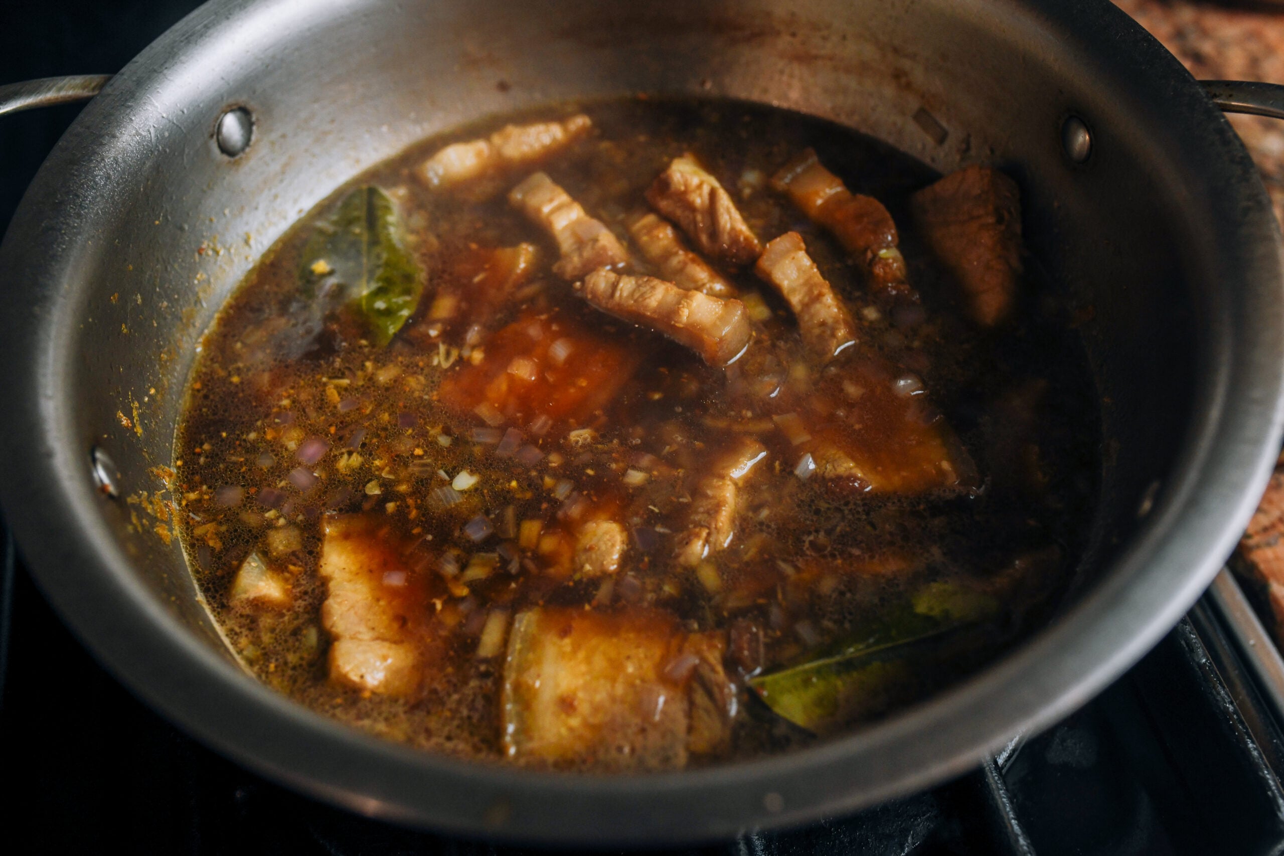 stewing pork belly in pot