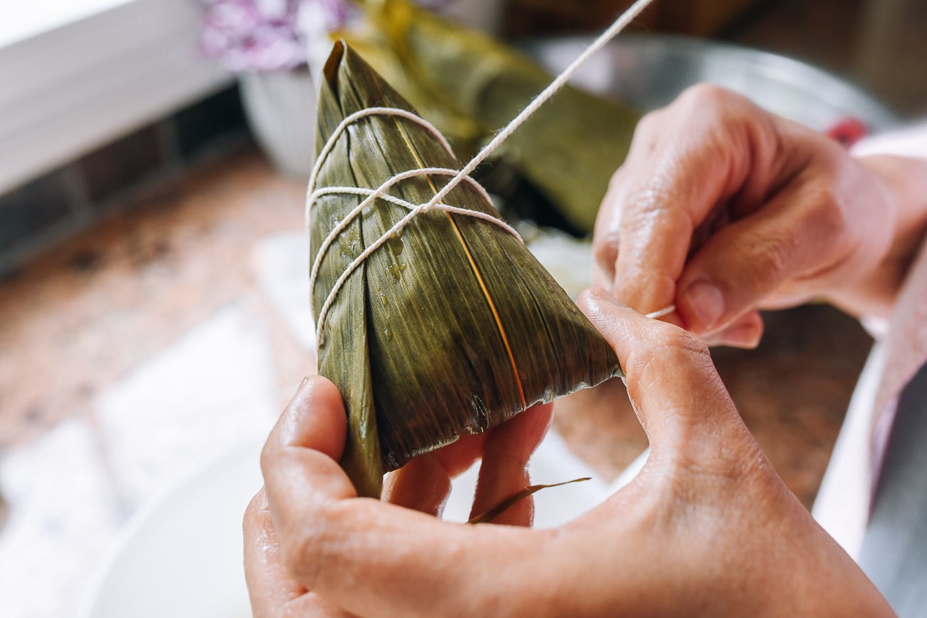 tying zongzi with kitchen string